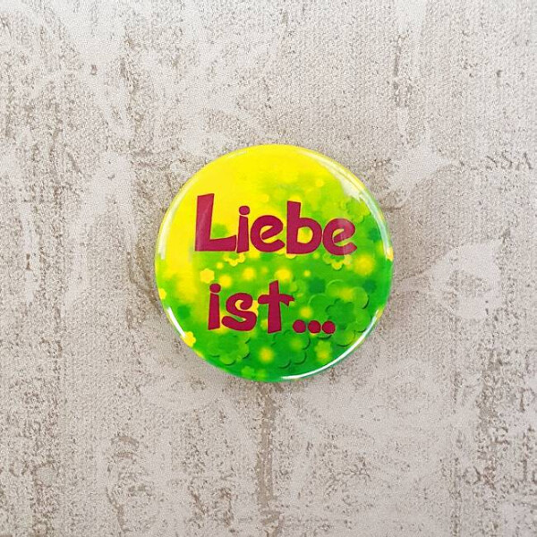 Button 25 mm - Liebe ist... (lila) / Anstecknadel